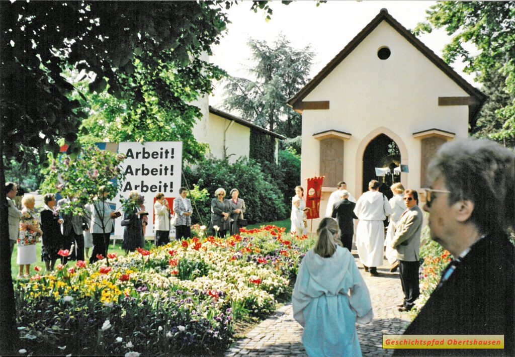 O16-05 Kapelle - Einweihung der Reliefs 12.05.1994