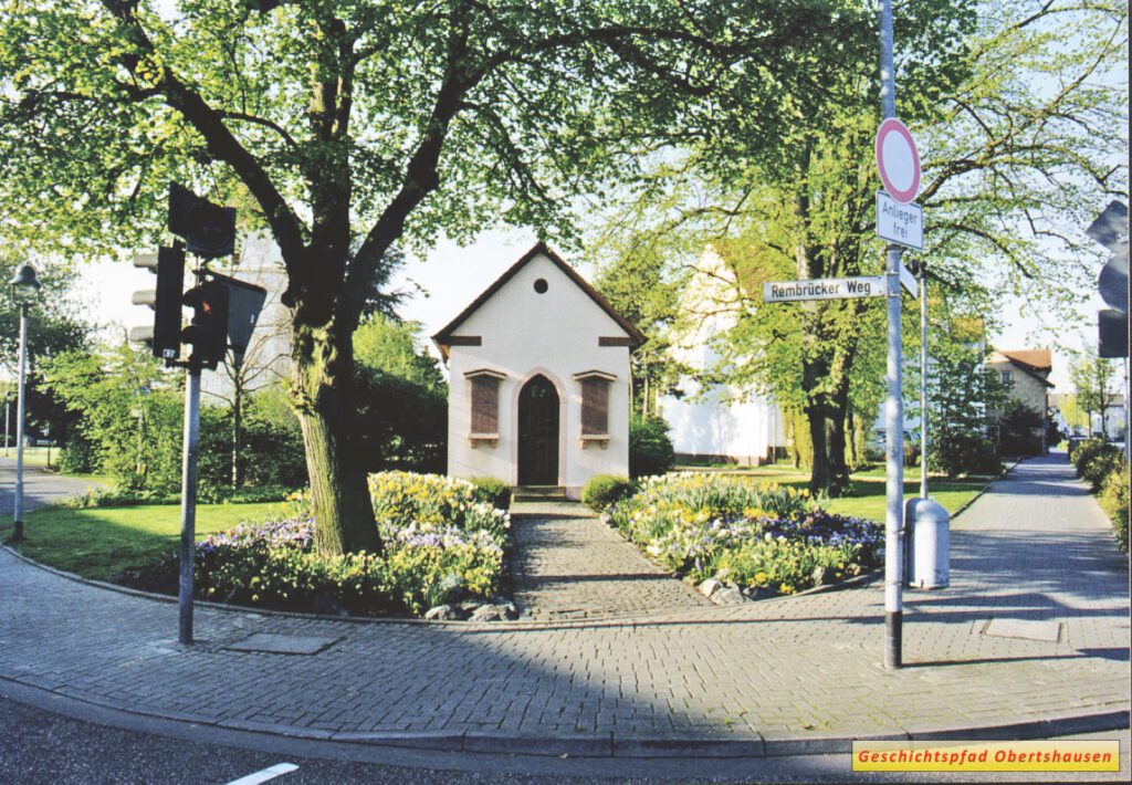 O16-06 Kapelle Rembrücker Weg im Frühling mit Narzissen