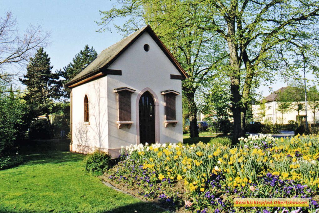 O16-09 Kapelle Rembrücker Weg im Frühling mit Narzissen