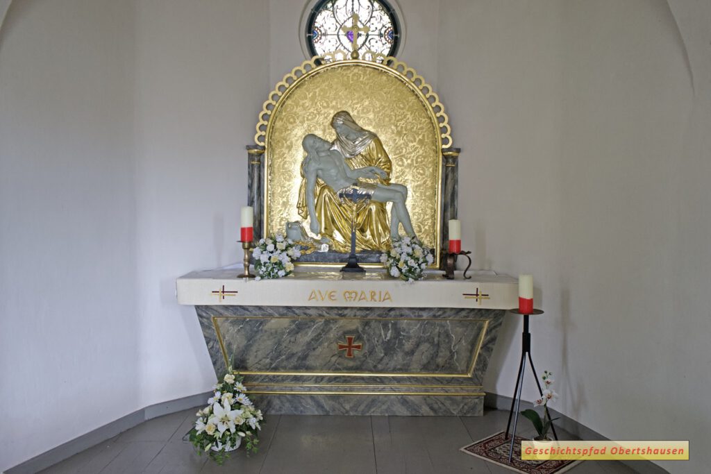 O16-17 Altar mit Pietá – Darstellung Marias mit dem Leichnam des vom Kreuz abgenommenen Jesus