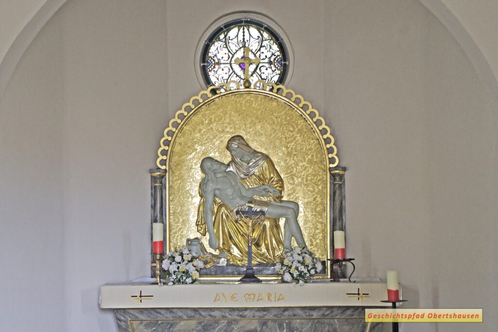 O16-18 Altar mit Pietá – Darstellung Marias mit dem Leichnam des vom Kreuz abgenommenen Jesus