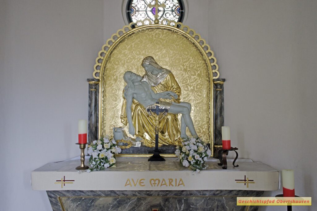 O16-19 Altar mit Pietá – Darstellung Marias mit dem Leichnam des vom Kreuz abgenommenen Jesus