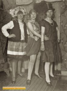 Drei Obertshäuser Mädchen an Fastnacht 1935 Anna Döbert (Kämmerer), Lena Döbert (Delmotiez) Anna Wirth (Döbert)