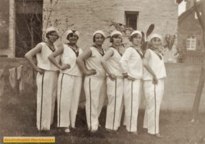 Hindelang 14 Matrosen Ahoi 1930, von links NN, NN, Anna Kämmerer (Döbert), Lena Delmotiez (Döbert), Anna Wirth (Döbert), Anna Wirth